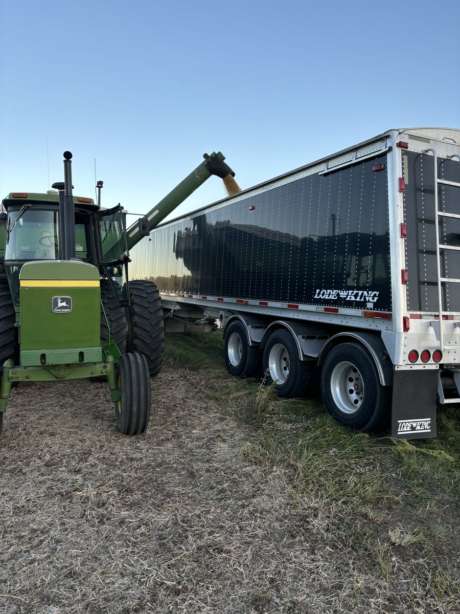 BrendanSeys's tweet photo. 4640 stretching it’s legs on the second day of harvest 🌱
#harvest2025 #ontag 
@lodekingind https://t.co/YeuZUGC9tt