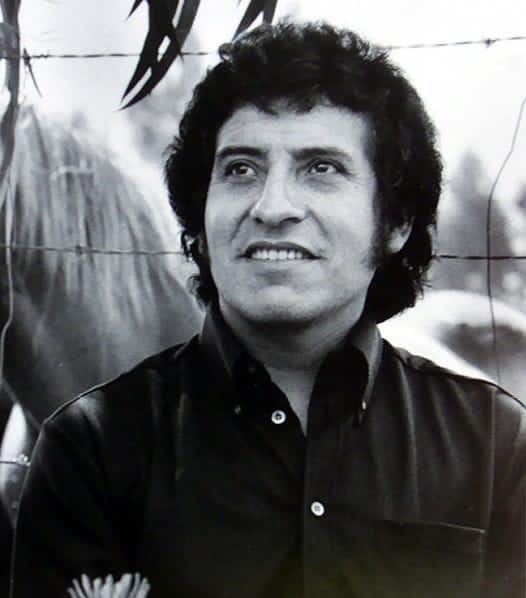 28 de Septiembre de 1932 :
Nació el Catautor Chileno
Víctor Jara, es un referente internacional de la canción de protesta. Fue uno de los más emblemáticos del movimiento músico-social llamado «Nueva canción chilena», y uno de los pilares en la música latinoamericana.