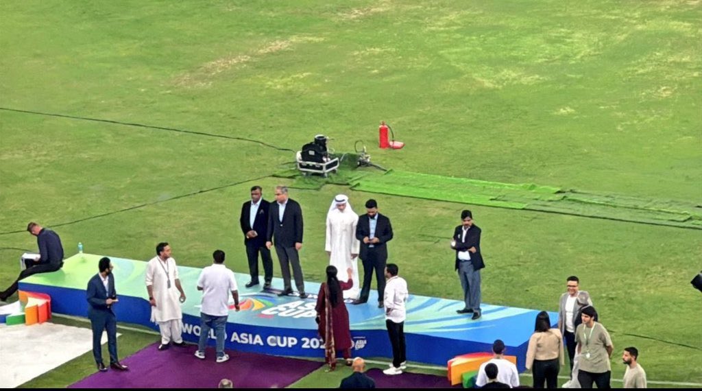 🔥 Aggressive &amp; Bold🚨
Historic moment! 🇮🇳
Team India declines the trophy from ACC Chairman &amp; PCB Chief Mohsin Naqvi.
No handshake, no respect for Terrori$tan &amp; its sympathisers.
Why is this clown still ACC Chairman? 🤡
#INDvPAK #AsiaCup2025

#AsiaCupFinal #TeamIndia 🇮🇳🇮🇳🇮🇳