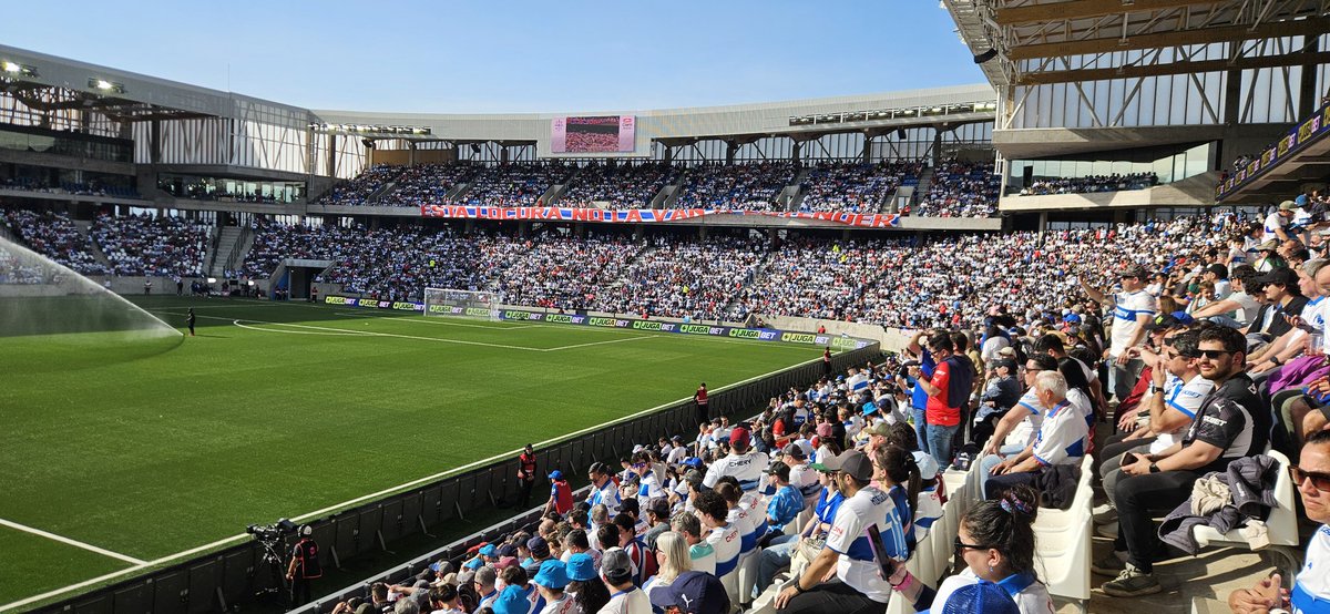 gferrariuc's tweet photo. Si el viejo San Carlos era lindo, el Claro Arena es un joya! 
Qué estadio que tenemos por la cresta!!! 👊💪⚪️🔵⚪️

#LosCruzados https://t.co/01kZijc98V