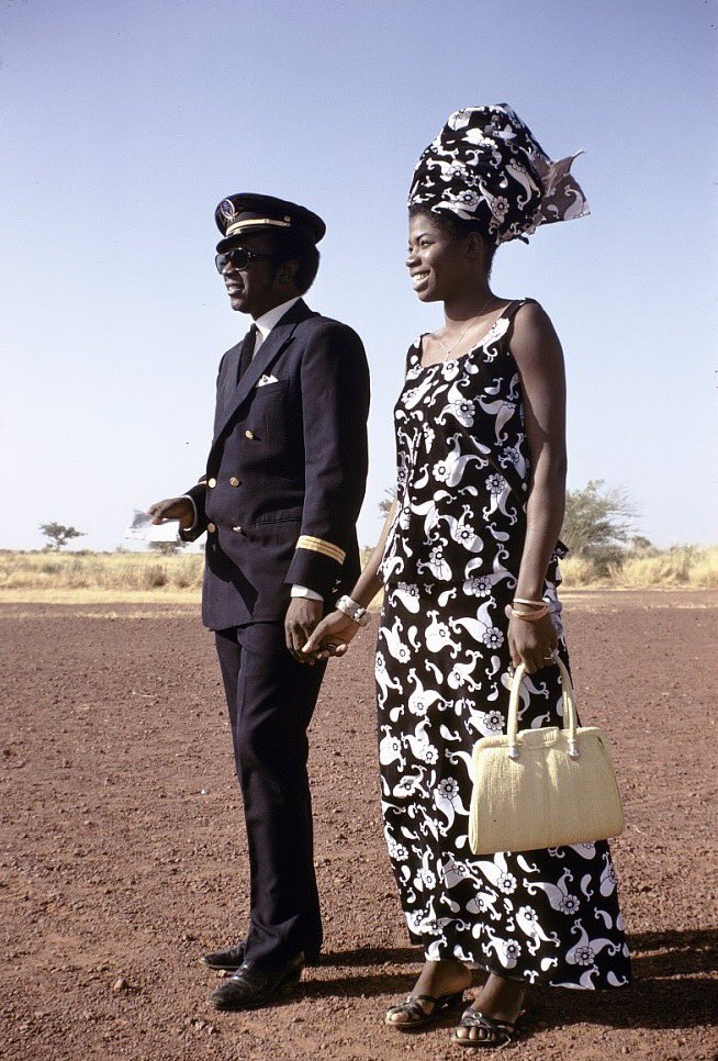 The flight crew of Air Mali photographed in Tombouctou, Mali (1971) 🇲🇱 

 by Eliot Elisofon