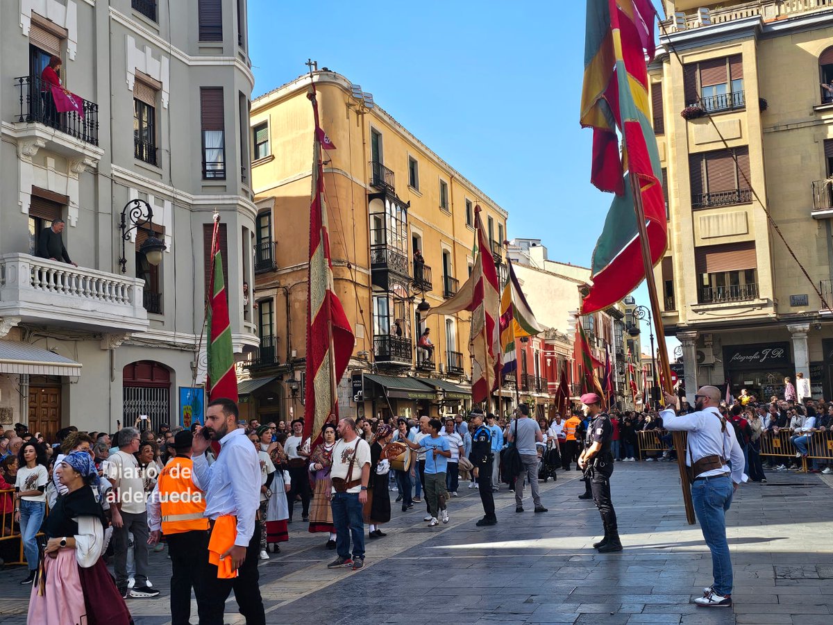DDValderrueda's tweet image. ℹ️ Más de 350 pendones llegados desde 230 pueblos de León 🦁 brillan y ondean al viento en la capital por San Froilán 🤗

Más 📸 aquí: diariodevalderrueda.es/texto-diario/m…

#tradiciones #sanfroilán #leon #leonesp #pendones #pendonesleoneses #pueblos #orgullo #fiestas #diariodevalderrueda