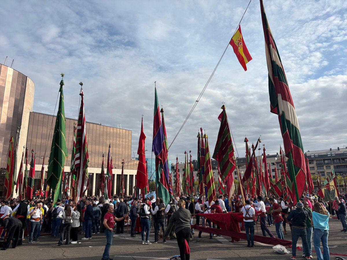DDValderrueda's tweet image. ℹ️ Más de 350 pendones llegados desde 230 pueblos de León 🦁 brillan y ondean al viento en la capital por San Froilán 🤗

Más 📸 aquí: diariodevalderrueda.es/texto-diario/m…

#tradiciones #sanfroilán #leon #leonesp #pendones #pendonesleoneses #pueblos #orgullo #fiestas #diariodevalderrueda
