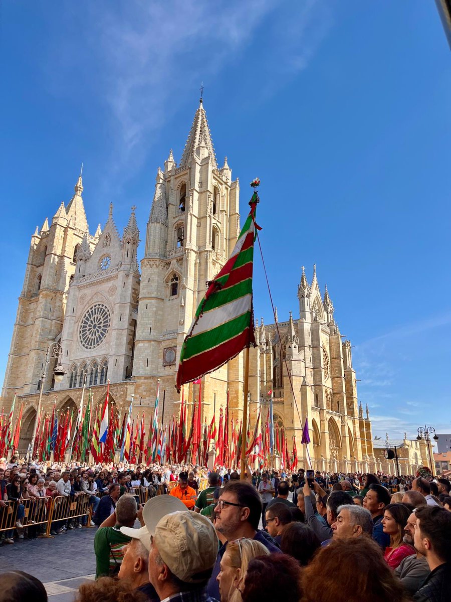 DDValderrueda's tweet image. ℹ️ Más de 350 pendones llegados desde 230 pueblos de León 🦁 brillan y ondean al viento en la capital por San Froilán 🤗

Más 📸 aquí: diariodevalderrueda.es/texto-diario/m…

#tradiciones #sanfroilán #leon #leonesp #pendones #pendonesleoneses #pueblos #orgullo #fiestas #diariodevalderrueda