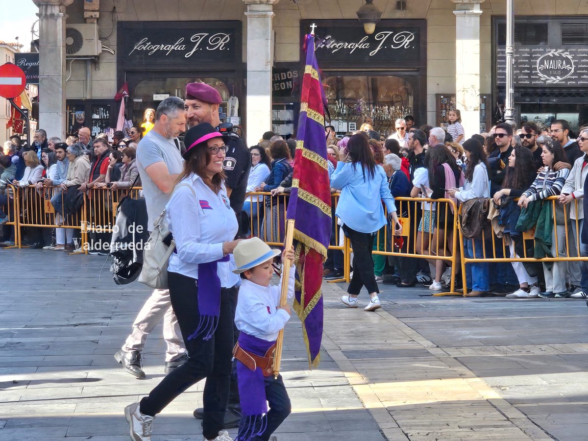 DDValderrueda's tweet image. ℹ️ Más de 350 pendones llegados desde 230 pueblos de León 🦁 brillan y ondean al viento en la capital por San Froilán 🤗

Más 📸 aquí: diariodevalderrueda.es/texto-diario/m…

#tradiciones #sanfroilán #leon #leonesp #pendones #pendonesleoneses #pueblos #orgullo #fiestas #diariodevalderrueda