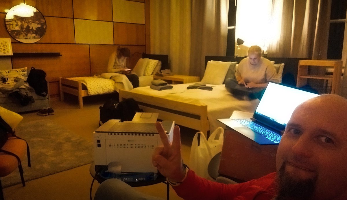 Lappo357's tweet image. No #Daugavpils, vakar, protams, uz #Ogri. 🚐 Pa taisnāko.✌️😎  Un sākām gatavošanos šīsdienas skrējiena reģistratūras procesiem. 📡📃📈 Starp citu, dzīvojām pastā! Vecajā pastā.😉👌