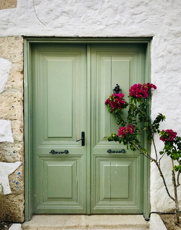 Çıktığım her yerin kapısını sert kapatmamla tanınırken, senin kapın çarpmasın diye arasına elimi koydum. 

Cahit Zarifoğlu