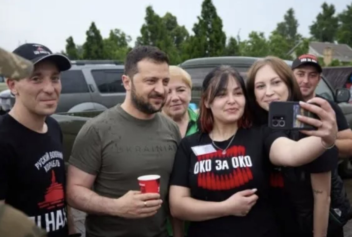 Mylovanov's tweet image. Gas stations in Ukraine have turned into wartime hubs. Soldiers call them the 1st outpost of civilization.

Hot dogs, coffee, and fuel mix with flags, patches, and shrapnel scars. These stops now define survival on the road to the front — NYT. 1/