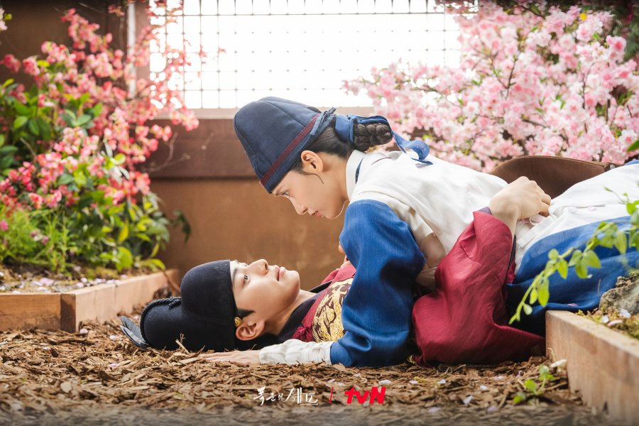 MichiLilith's tweet photo. 97. #BonAppetitYourMajesty 10/10 😻😻😻 amé cada uno de los 12 eps de este #RomCom #Foodie #TimeTravel #Kdrama2025. Todo estuvo supremo, la pareja, la comida, el parche de la cocina, la redención del tirano y la timey-wimey stuff. Gracias #TioNetflix @NetflixLAT por la emisión https://t.co/nDj4G4OS0d