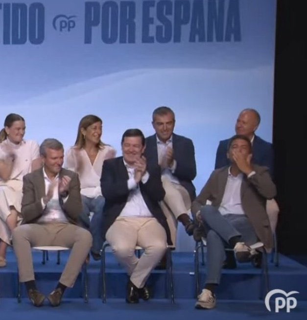 Iratxotravesa's tweet image. La AEMET decreta Nivel rojo en Tarragona, Castellón y Valencia. 

¿Qué hace Mazón mientras el CECPI   lleva horas reunido? Mandar besitos y aplaudir a Feijóo en Murcía.