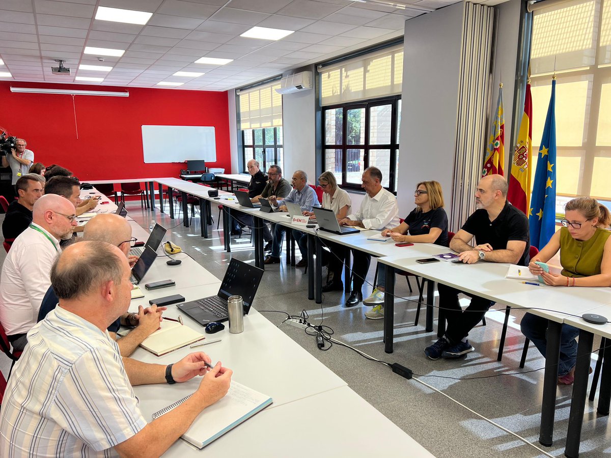 Iratxotravesa's tweet image. La AEMET decreta Nivel rojo en Tarragona, Castellón y Valencia. 

¿Qué hace Mazón mientras el CECPI   lleva horas reunido? Mandar besitos y aplaudir a Feijóo en Murcía.