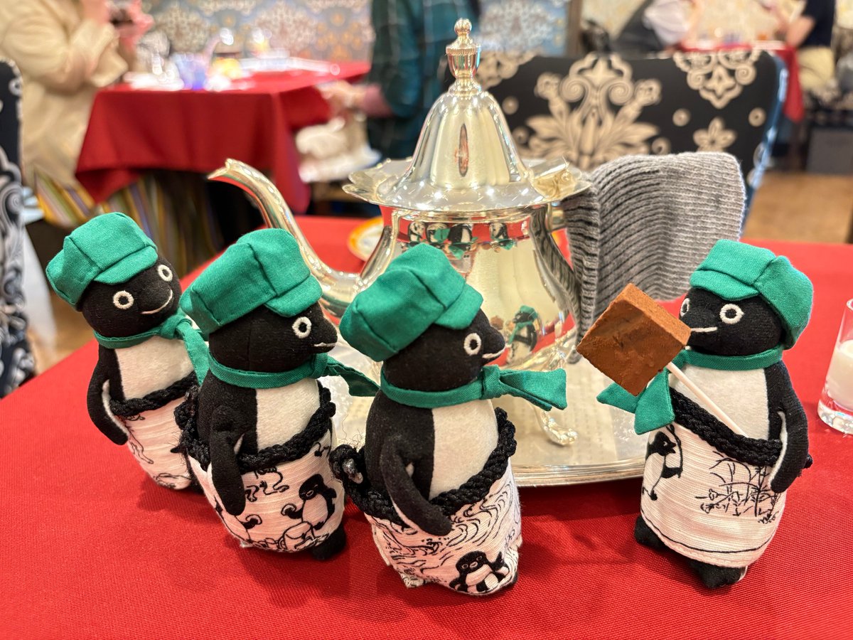 #Suicaのペンギン
#珈琲貴族

ペンギンちゃん、ピックで生チョコを取る練習をしましょう。このように位置を高く保てるようになったら合格です。

ペンギンちゃん、だいぶ高く維持できるようになりましたね。これからもがんばりましょう。