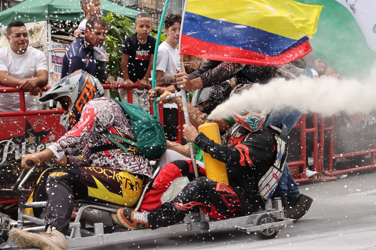💨 ¡Nos pusimos sobre ruedas!
En el marco de las Fiestas del Cerro Quitasol, participamos en la carrera de rodillos, un espacio lleno de diversión, velocidad y sonrisas compartidas.
¡Rodamos con toda! 🔥
