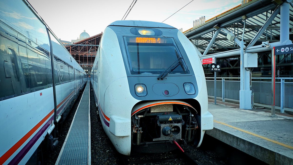 Pues esto ha sido todo. 

Mi último tren en mi casa, mi último regional. Años de servicio para llevar y traer a mis conciudadanos y ha sido un auténtico orgullo.

Papá, espero haber mantenido tu apellido tan alto como lo dejaste tú. No me lo pusiste nada fácil.

Nos vemos pronto.