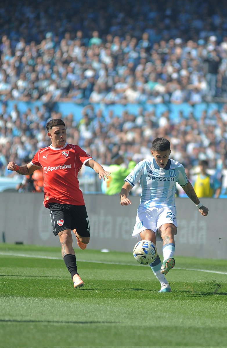 PasionDeporWeb's tweet photo. #Clausura • Empate sin goles en el clásico entre #Racing e #Independiente por la Fecha 10 en el Cilindro.

📊 Racing está en el fondo de la Zona A con 11 puntos, mientras que Independiente continúa último de la Zona B con 5 unidades y un partido menos. https://t.co/95q3m2YIx2