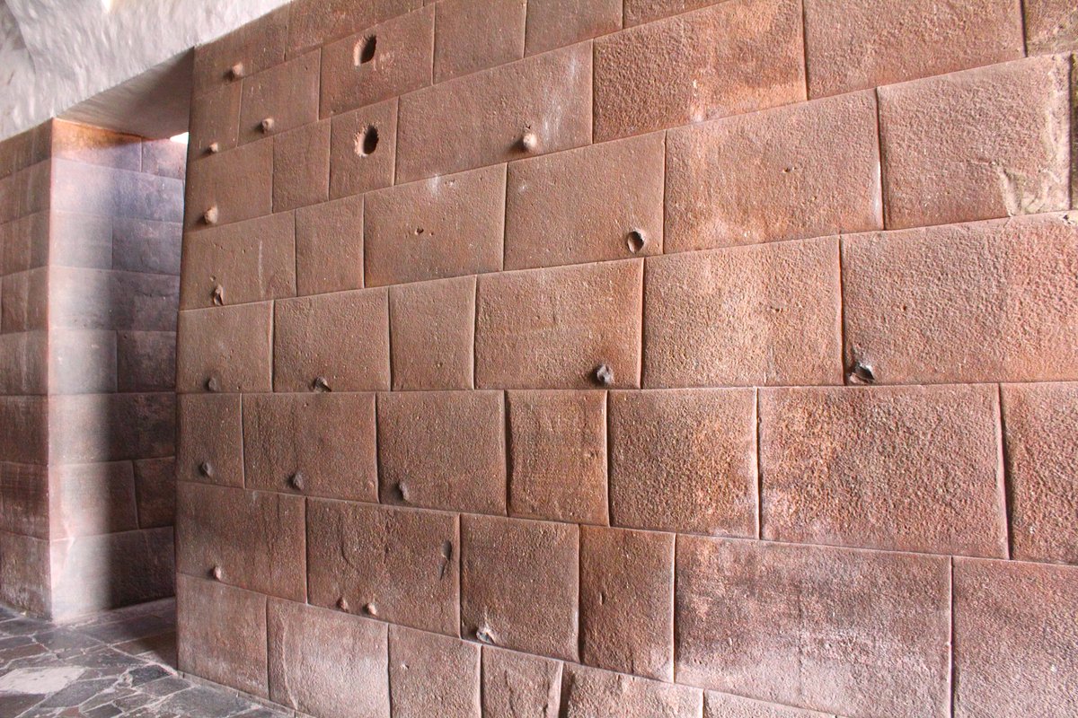 TrevorHawkeHRG's tweet photo. The entire #Qorikancha temple has thousands of precision blocks, however this particular section features the only protrusions in a high concentration🧐

This isolated distribution pattern of the blocks with protrusions suggests a batch mix, in my opinion #geopolymer 

@PiRambla https://t.co/g54f5dVz6L
