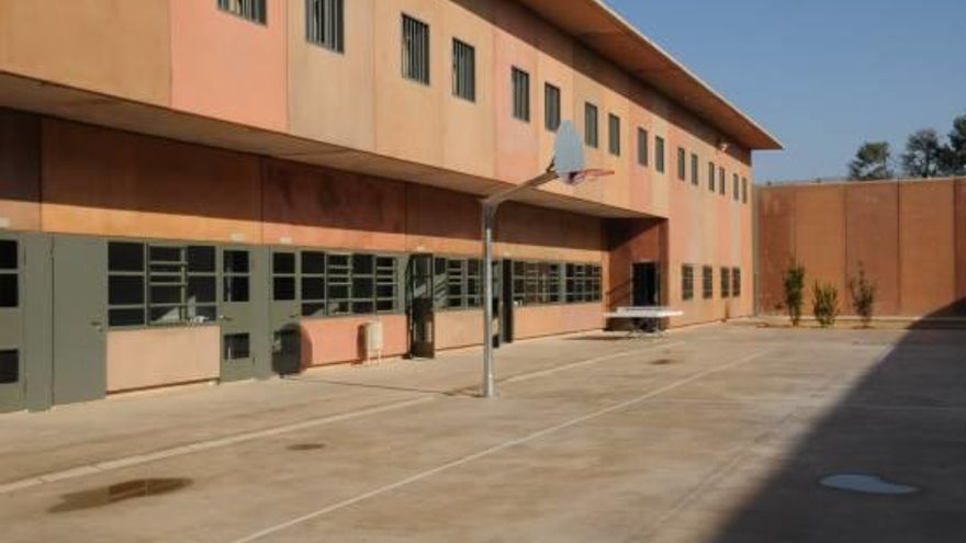 cescayora's tweet photo. Juguem? Centre penitenciari o centre educatiu? L'arquitectura dona resposta a la funció per la qual es concep l'edifici. https://t.co/Fhx7nRZaCG