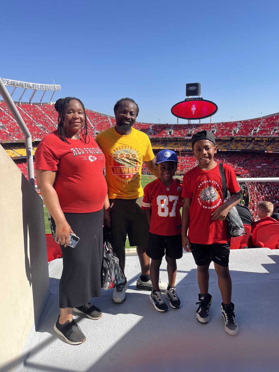 KCSportsNetwork's tweet image. Bryson &amp;amp; Courtney Boyd are cheering on the Chiefs from @GEHAField today thanks to the #MyFirstGame campaign, @HelpKCKids and @TicketsForLess! ❤️💛

#BALvsKC | #ChiefsKingdom
