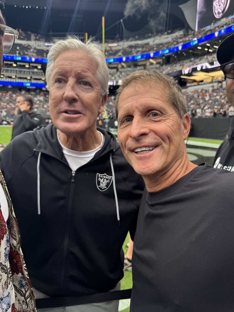 EricPMusselman's tweet image. Trojan connect with @PeteCarroll before the @Raiders and @ChicagoBears game at Allegiant Stadium 🏈✌️