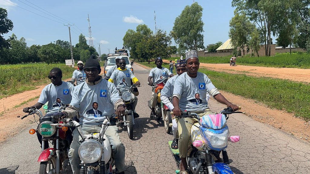 Mpodol_237's tweet photo. La caravane grise poursuit sa route 🛣️

Nouvel arrêt : Ngong 📍

Merci pour ton amour, ta jeunesse, tes conseils et tes cadeaux.

Let’s do it together !
Our Time has come !

#Hiram2025
#CestNotreMoment https://t.co/GIQjHFHTVL
