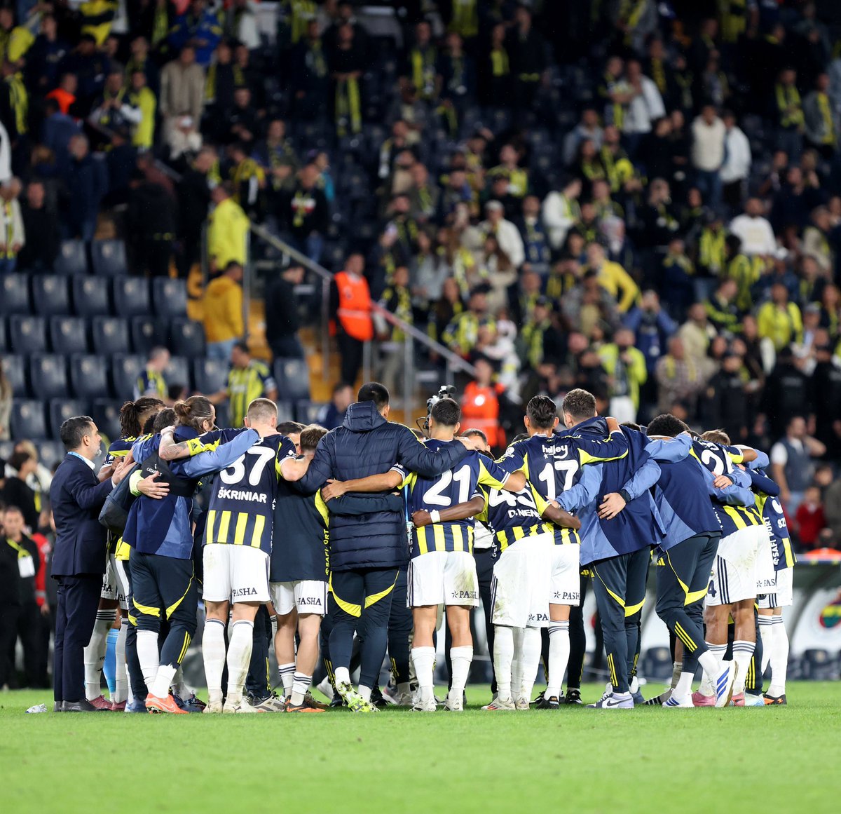 Tek ses, tek nefes, tek #fenerbahçe Yeni yönetim, eski yönetim, dernekler, taraftar grupları şimdi fenerbahçe olma zamanı. Tebrikler #bizfenerbahçeyiz #yaşafenerbahçe #fenerinmaçıvar #sarılacivert #heryerdeseninle #delicesev #çünküfenerbahçeliyiz #fenerbahçeaşktır #kalplerberaber