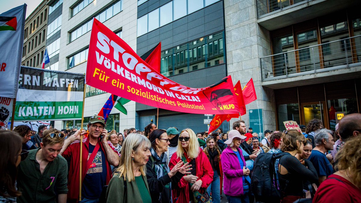 BerlinRebell's tweet photo. Am Samstag versammelten sich in #Berlin  100.000 Menschen zur Kundgebung „Gemeinsam für Gaza“, um ein Ende des Völkermords in #Gaza , einen sofortigen Stopp der Waffenlieferungen an Israel sowie den uneingeschränkten Zugang zu humanitärer Hilfe für alle Einwohner Gazas zu fordern https://t.co/4c14lONVC3