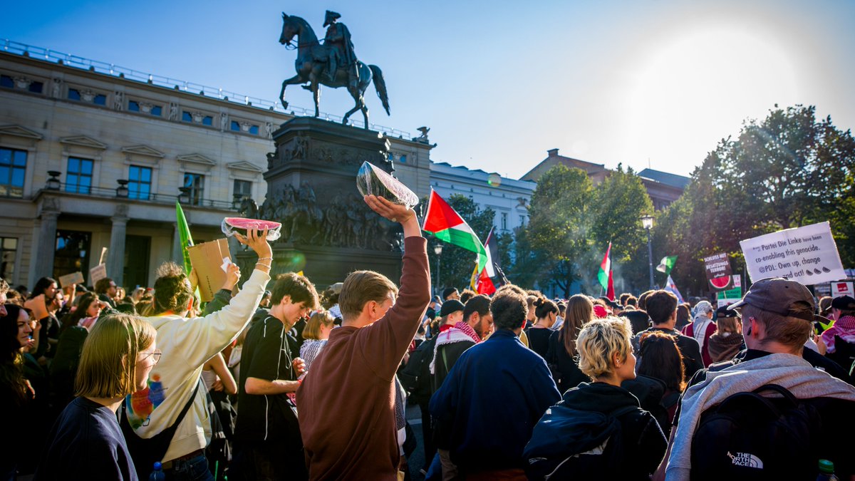BerlinRebell's tweet photo. Am Samstag versammelten sich in #Berlin  100.000 Menschen zur Kundgebung „Gemeinsam für Gaza“, um ein Ende des Völkermords in #Gaza , einen sofortigen Stopp der Waffenlieferungen an Israel sowie den uneingeschränkten Zugang zu humanitärer Hilfe für alle Einwohner Gazas zu fordern https://t.co/4c14lONVC3