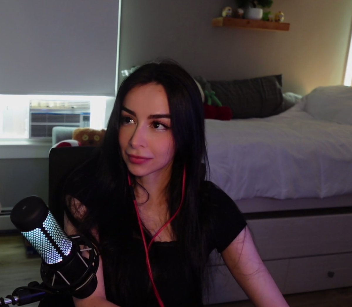 my face after reading the 30th “chucky is your twin, you cosplay him 1:1” joke of the stream 🥀🥀