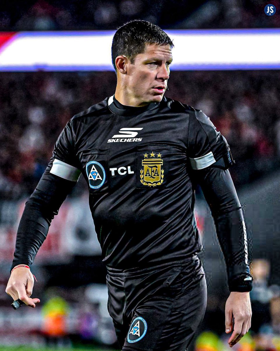 Ra1PRacinguista's tweet photo. Nicolas Ramírez no puede dirigir otra vez a #Racing . Otra vez lo mismo foul no cobrados eran tiro libre para Racing con peligro para el rival . Tres veces árbitro a Racing y las tres veces fue para Independiente y boca , siempre contra Racing https://t.co/GvGoDtsmXu