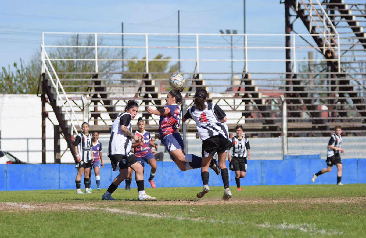 clubaunion's tweet photo. ¡UNIÓN A LA FINAL POR EL ASCENSO! 🏆
🇦🇹🇦🇹🇦🇹🇦🇹🇦🇹

Tras el empate 0 a 0 ante El Porvenir el equipo dirigido por Paulo Poccia se clasificó a la final 🆚 Lanús. 

ℹ️ El partido de ida será en Santa Fe y la vuelta se definirá en La Fortaleza

VAMOS LAS PIBAS 🔴⚪️ https://t.co/x1BYU9H5IW