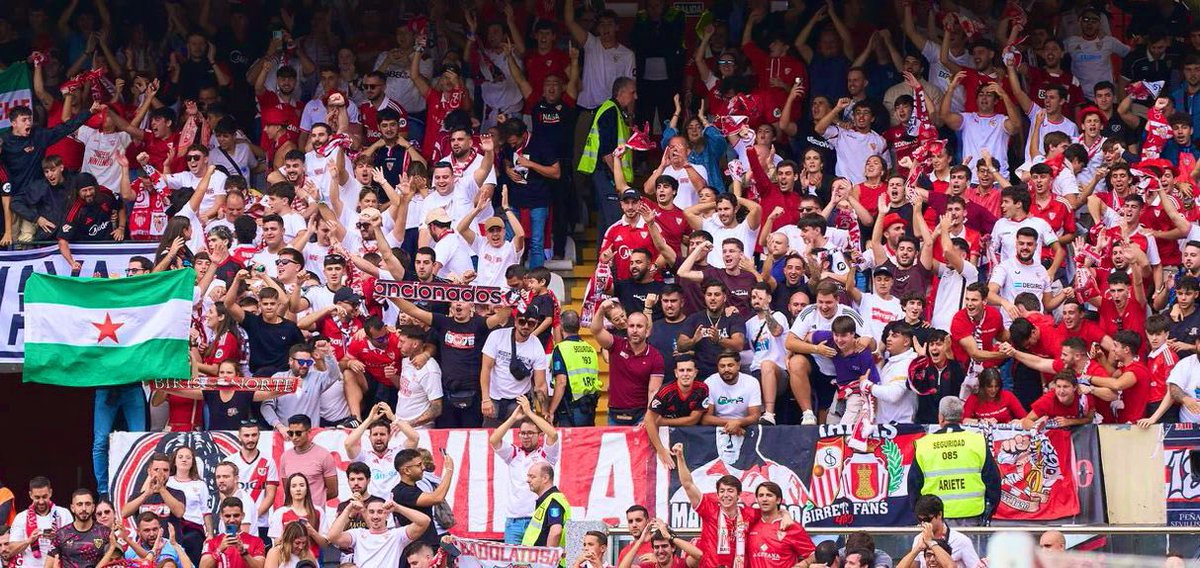 Nunca os fiéis de fotos con caras pixeladas y pasamontañas son realidades paralelas… Esta es la realidad, 4 yonkis viendo el fútbol