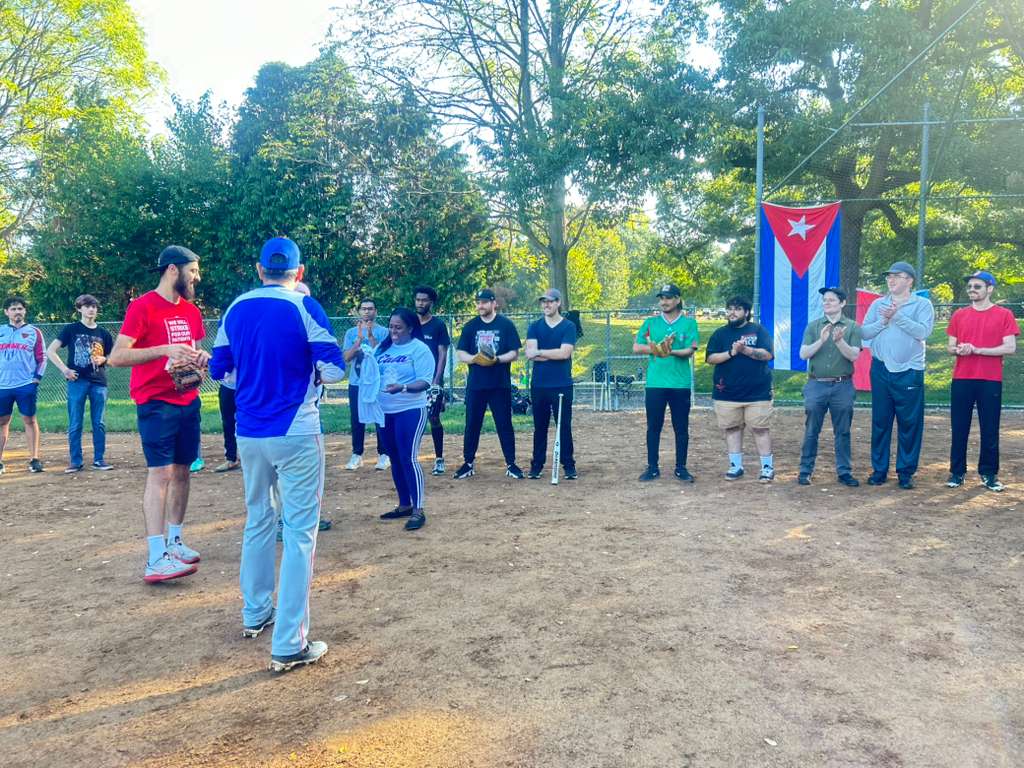 EmbaCubaUS's tweet image. To celebrate the 65th anniversary of the Committees for the Defense of the Revolution (CDR), @EmbaCubaUS  organised a friendly baseball match with members of the Democratic Socialists of America (DSA).
Cubans studying in the United States introduced baseball to #Cuba. This…