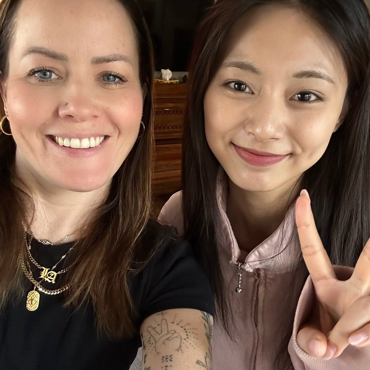 thinkabouTZUmx's tweet image. TZUYU with KATIE RIGGS OMGGG
🥹🥹🥹

You are so sweet, generous, talented and hardworking 💖💖
I'm so excited for this next chapter with you.
It's my honor and privilege to work vocals with you!

Yes it’s real and even Katie use the song BLINK on the post

#vocalcoach