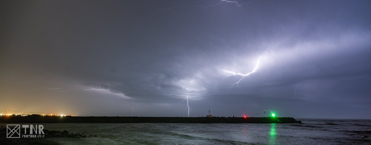 TNR_Protography's tweet photo. Lightning over Greymouth last night

@MetService @Breakfaston1 @NewshubNZ @rnz_news https://t.co/fq56Nlo8yl