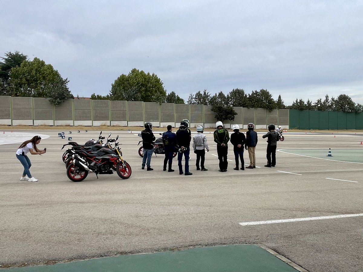 La moto no solo es pasión y libertad… también exige técnica y seguridad.
Un curso de conducción te enseña a: 
✅ Frenar de forma correcta en situaciones de emergencia
✅ Trazar curvas con mayor control y confianza y muchas más cosas imprescindibles para disfrutar con seguridad