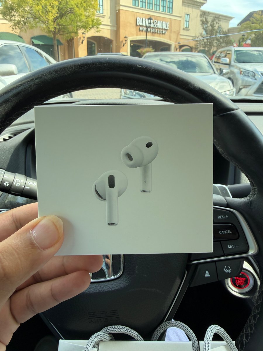 TheAppleuser101's tweet photo. AirPods Pro 3’s noise canceling is wild. I can’t hear any outside noise with a song playing. Fit much better too. They knocked it out of the park! https://t.co/6hNINQW53D