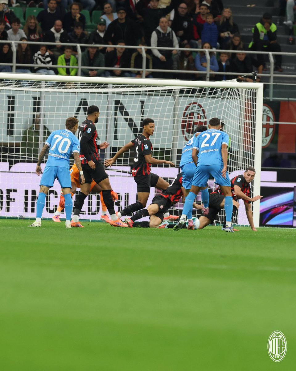 acmilan's tweet photo. Bodies on the line. 👊 https://t.co/PF96J0wTN1