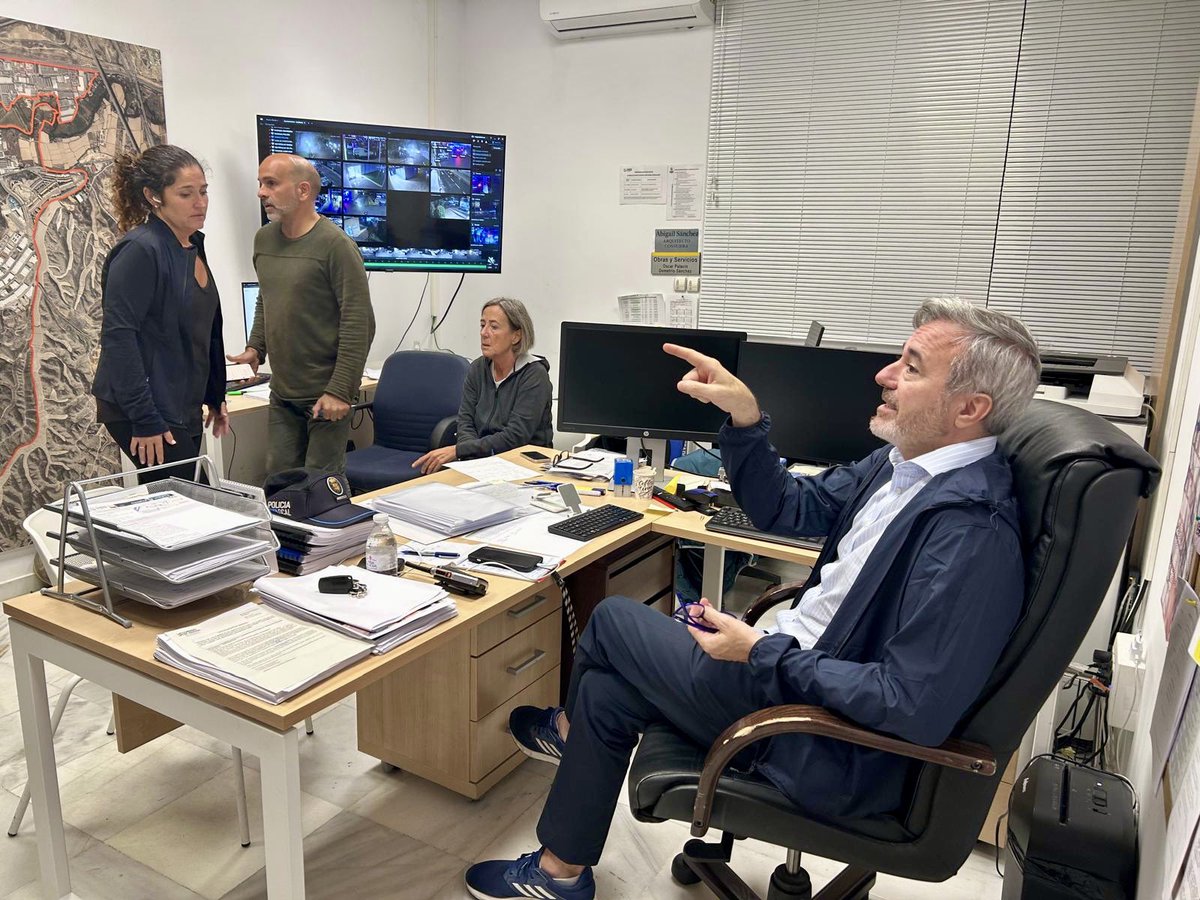 Estoy recorriendo las zonas más afectadas por las fortísimas tormentas de esta tarde.
Acabo de reunirme con la alcaldesa de Cuarte y hemos comprobado el estado de las infraestructuras escolares del municipio.