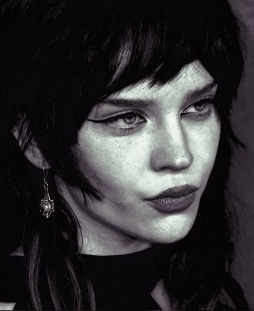 akilahsgoat's tweet photo. Her. Casting directors are dumb as fuck for having still not casted her as a vampire cause the material is RIGHT THERE https://t.co/1aQg0GDU8L