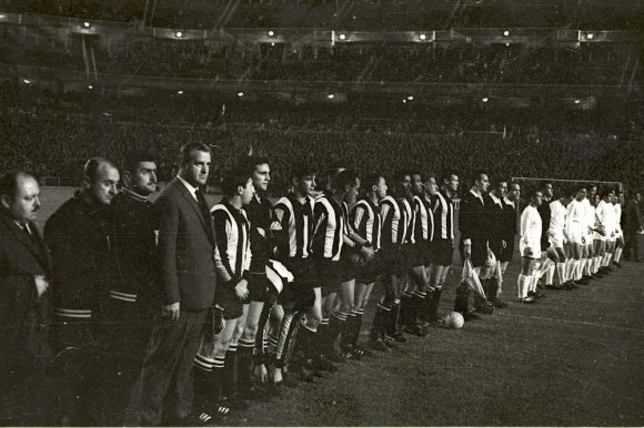 HistoriaCAP's tweet photo. 🗓️#UnDíaComoHoy de 1966, @OficialCAP vencía 2-0 a Real Madrid 🇪🇸 por la final de la Copa Intercontinental de Clubes

🏟️ Santiago Bernabéu

⚽Pedro Rocha 28' de penal
⚽Alberto Spencer 35'

🏆El Decano se consagró campeón del Mundo en el estadio denominado Chamartin en esa época https://t.co/AcGZcZG2Wr