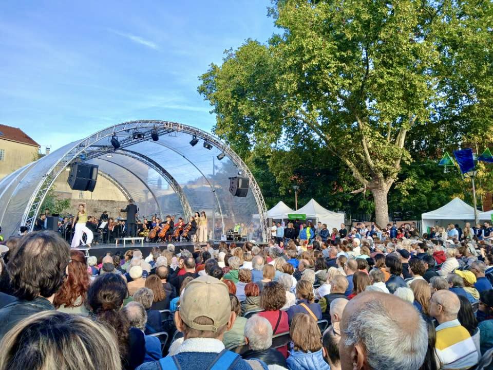 MHAmiable's tweet photo. Une foule compacte pour assister au spectacle de clôture de la fête des vendanges de @VilledeBagneux : Aladdin par l’Orchestre de Lutetia et le chef d’orchestre Alejandro Sandler. Quel beau cadeau! https://t.co/cXA3J1bJsa