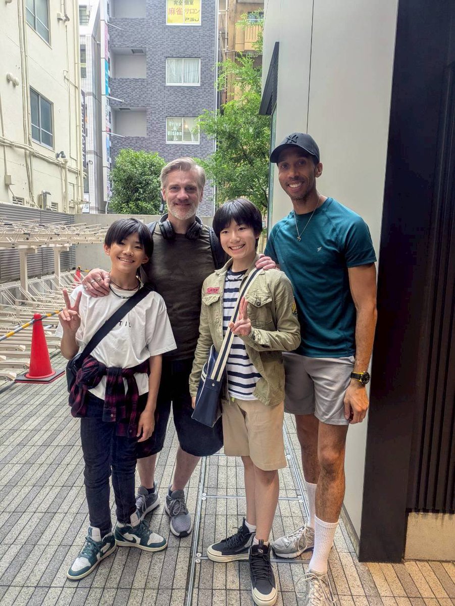 yu1ro0513's tweet photo. @billmss あだむんさん
ありがとうございます♪
先日、コーラスラインで可夢偉と撮ったアダムクーパーとの写真も添付します。 https://t.co/0gI4d5b2Wq