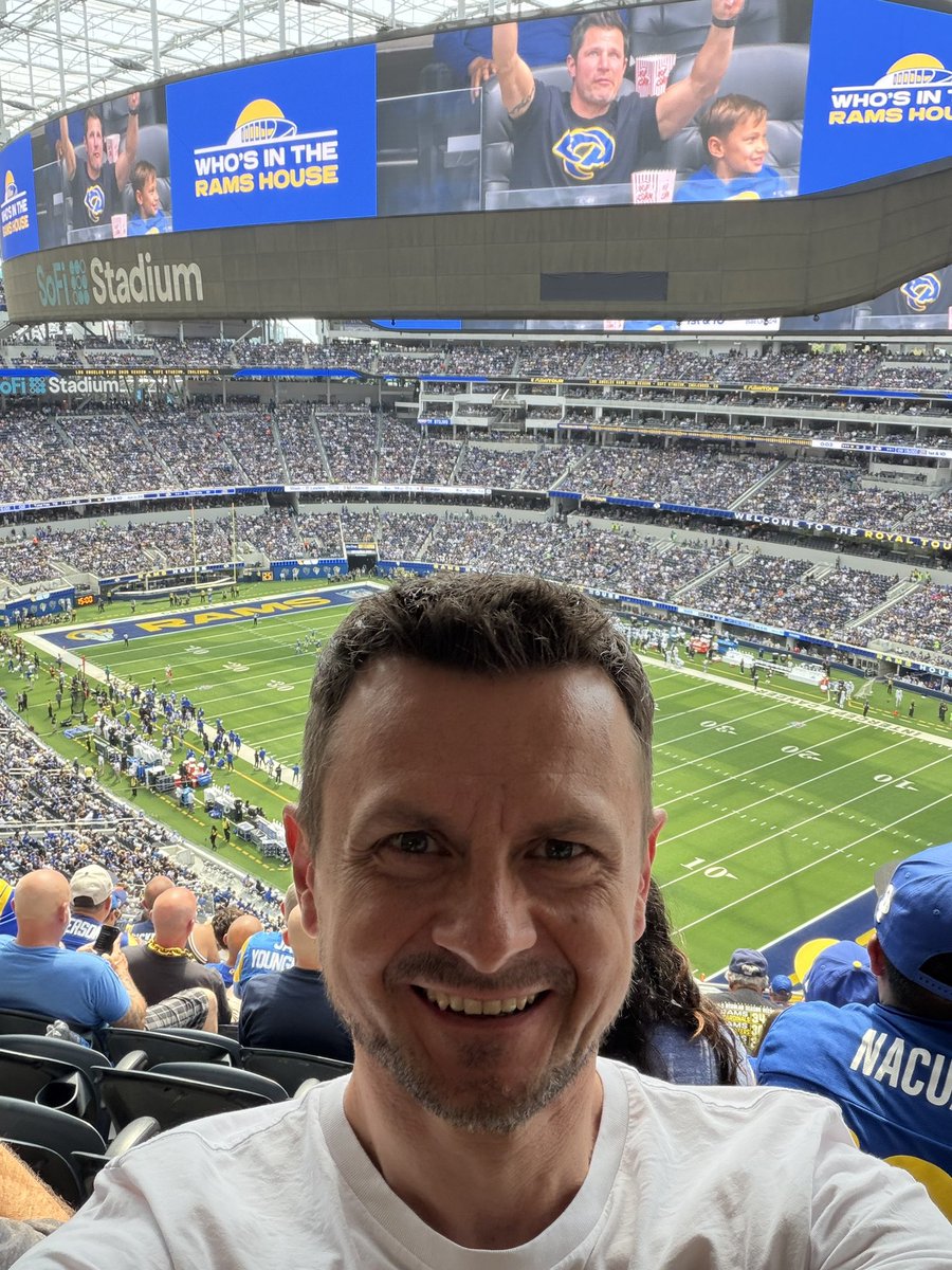 Grüße aus dem SoFi Stadium! Heute Rams vs. Colts… <a href="/janawosnitza/">Jana Wosnitza</a> <a href="/BjoernWerner/">Björn Werner</a> <a href="/EsumePatrick/">Patrick Esume</a> <a href="/stecker_jan/">Jan Stecker</a> #rtlnfl #sofistadium