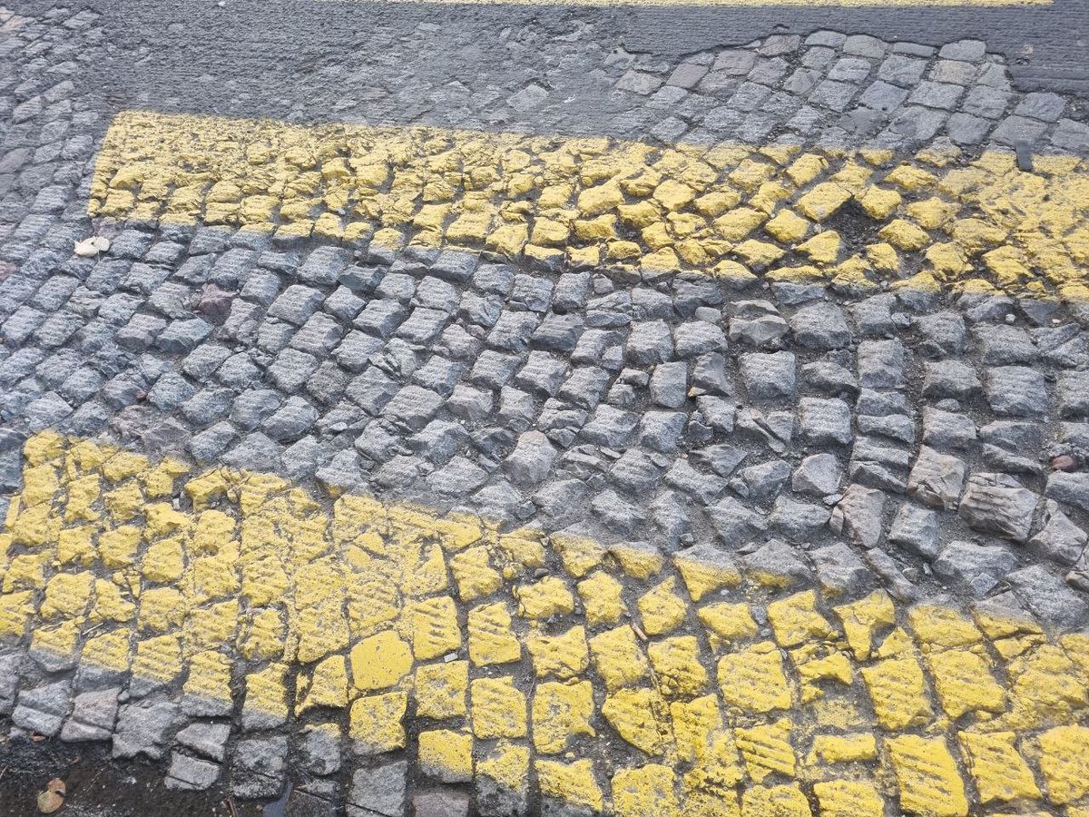 TanguiLeDantec's tweet image. 😱On va me dire que c&apos;est temporaire, sauf qu&apos;il s&apos;agit bien de l&apos;état des #pavés d&apos;une rue très circulante du 12e arr à #Paris. 
Si des gens ou des vélos se cassent la gueule dessus, en plus des dommages corporels, qui devra payer à votre avis? 
#EspacePublic
#TiersMonde