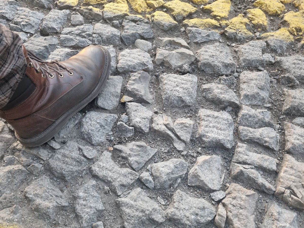 TanguiLeDantec's tweet image. 😱On va me dire que c&apos;est temporaire, sauf qu&apos;il s&apos;agit bien de l&apos;état des #pavés d&apos;une rue très circulante du 12e arr à #Paris. 
Si des gens ou des vélos se cassent la gueule dessus, en plus des dommages corporels, qui devra payer à votre avis? 
#EspacePublic
#TiersMonde