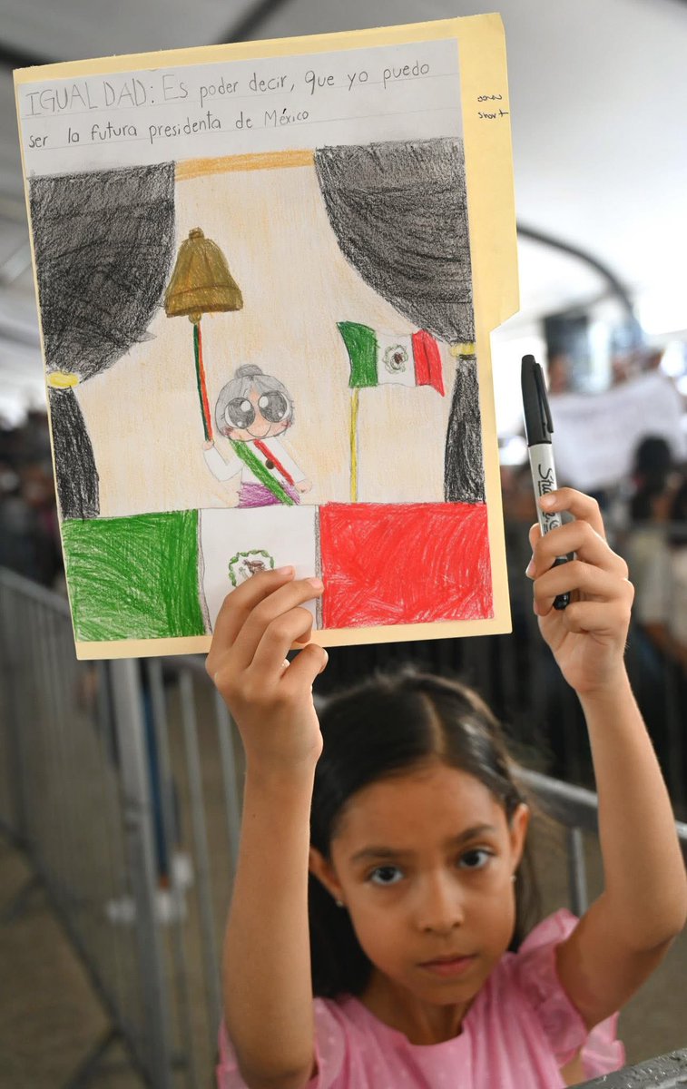 Con mucho orgullo acompañé a nuestra Presidenta <a href="/Claudiashein/">Claudia Sheinbaum Pardo</a> en la presentación de su 1er informe de Gobierno. 
Escucharla nos llena de esperanza para seguir construyendo un México con más oportunidades, justicia y sobre todo con la seguridad que nuestras familias merecen. 🙌🇲🇽
