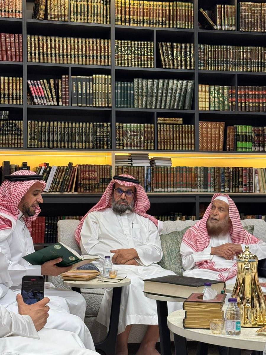 شرفني وأسعدني في #مكتبتي
فضيلة الشيخ الجليل #عبدالعزيز_الراجحي حفظه الله بحضور  معالي شيخنا د. #صالح_بن_حميد وقد تشرفت بجولة معه على أقسام المكتبة،
وقد استمعنا منه حفظه الله عن بداية دراسته على شيخه سماحة الشيخ عبدالعزيز بن باز وملازمته لأكثر من عشرين عاماً، والكتب التي قرأها