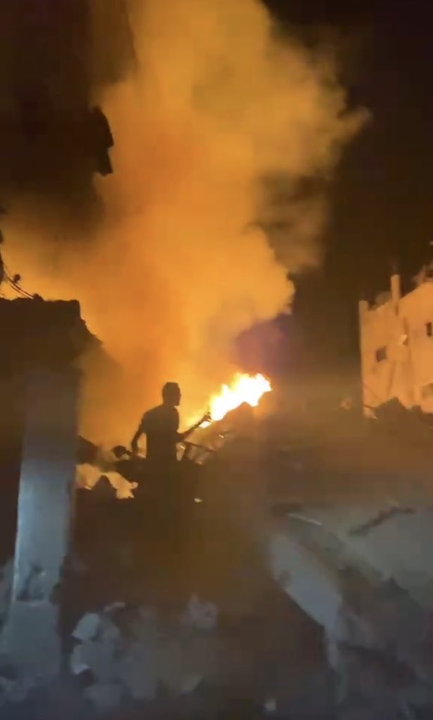 Israeli occupation military has just bombed and burned a residential compound inAl Daraj neighbourhood of the Gaza City.. No civil defence services or firefighters..