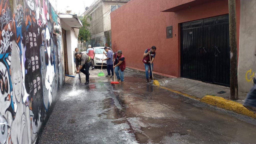 Alc_Iztapalapa's tweet image. En Desarrollo Urbano Quetzalcóatl seguimos trabajando sin descanso tras la fuerte lluvia. Nuestras brigadas realizan labores de limpieza y desazolve, además entregamos kits de limpieza a familias afectadas. La prioridad es que nadie se quede sin apoyo.