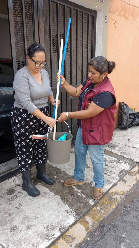 Alc_Iztapalapa's tweet image. En Desarrollo Urbano Quetzalcóatl seguimos trabajando sin descanso tras la fuerte lluvia. Nuestras brigadas realizan labores de limpieza y desazolve, además entregamos kits de limpieza a familias afectadas. La prioridad es que nadie se quede sin apoyo.